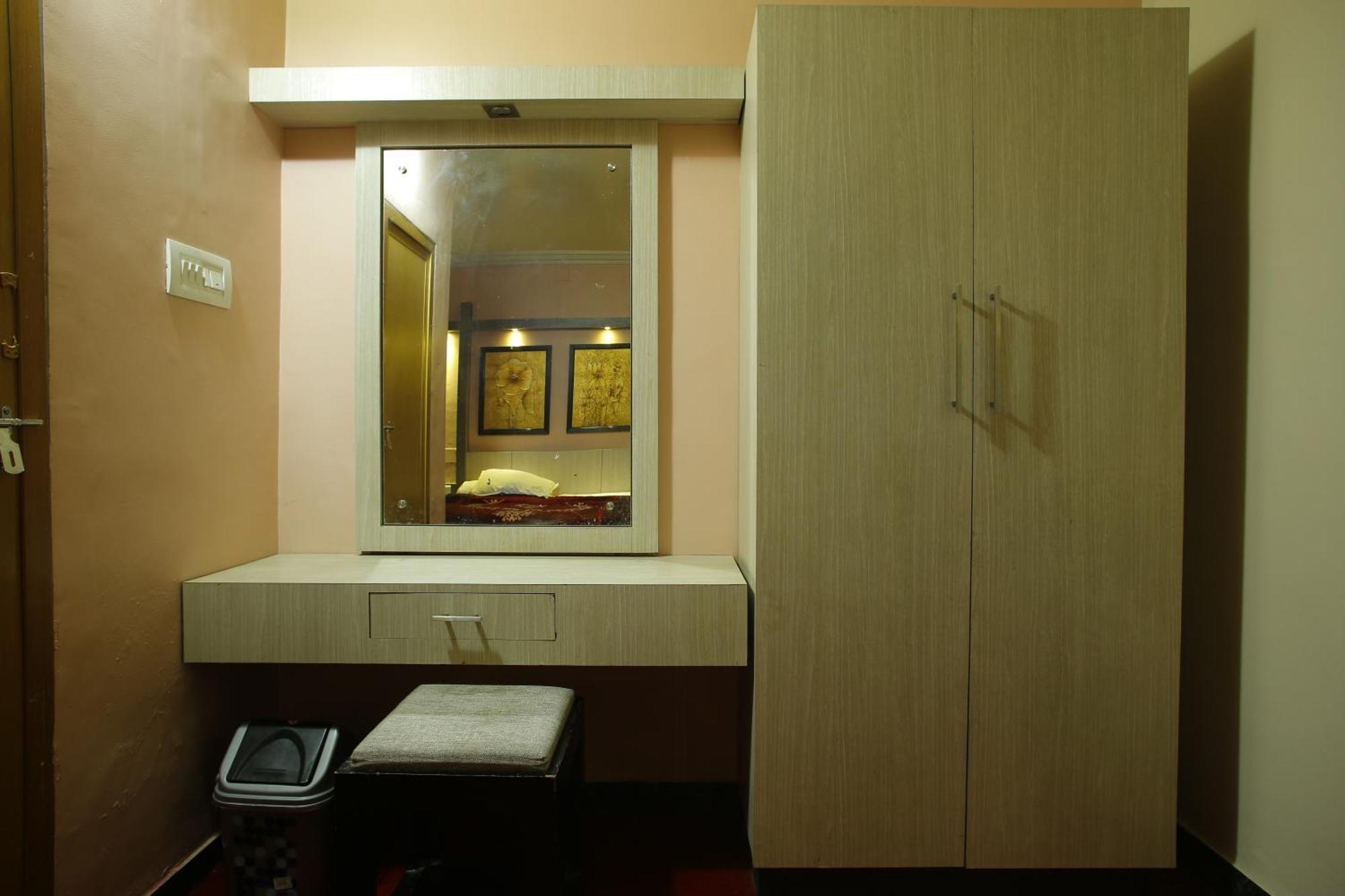 Hotel City Palace Уті Екстер'єр фото